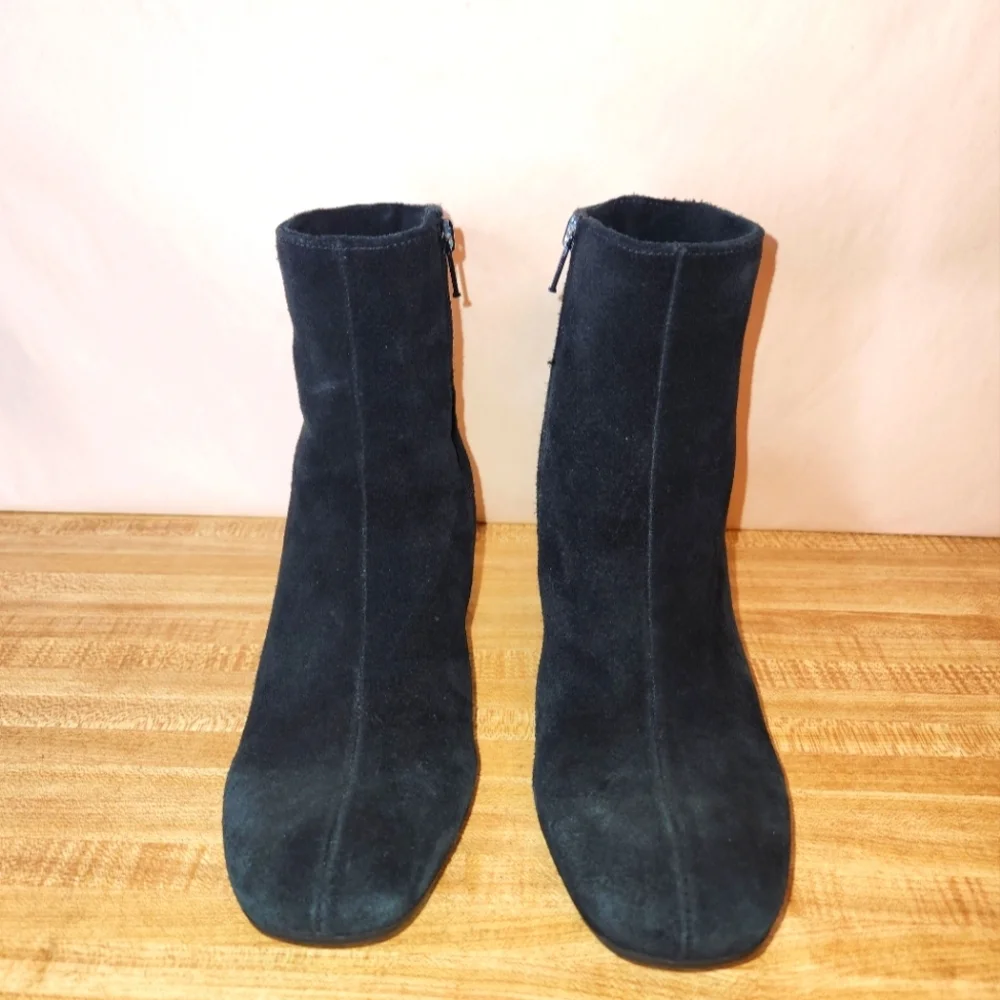 LA CANADIENNE Janella Suede Block-Heel Bootie, Black, size 7M